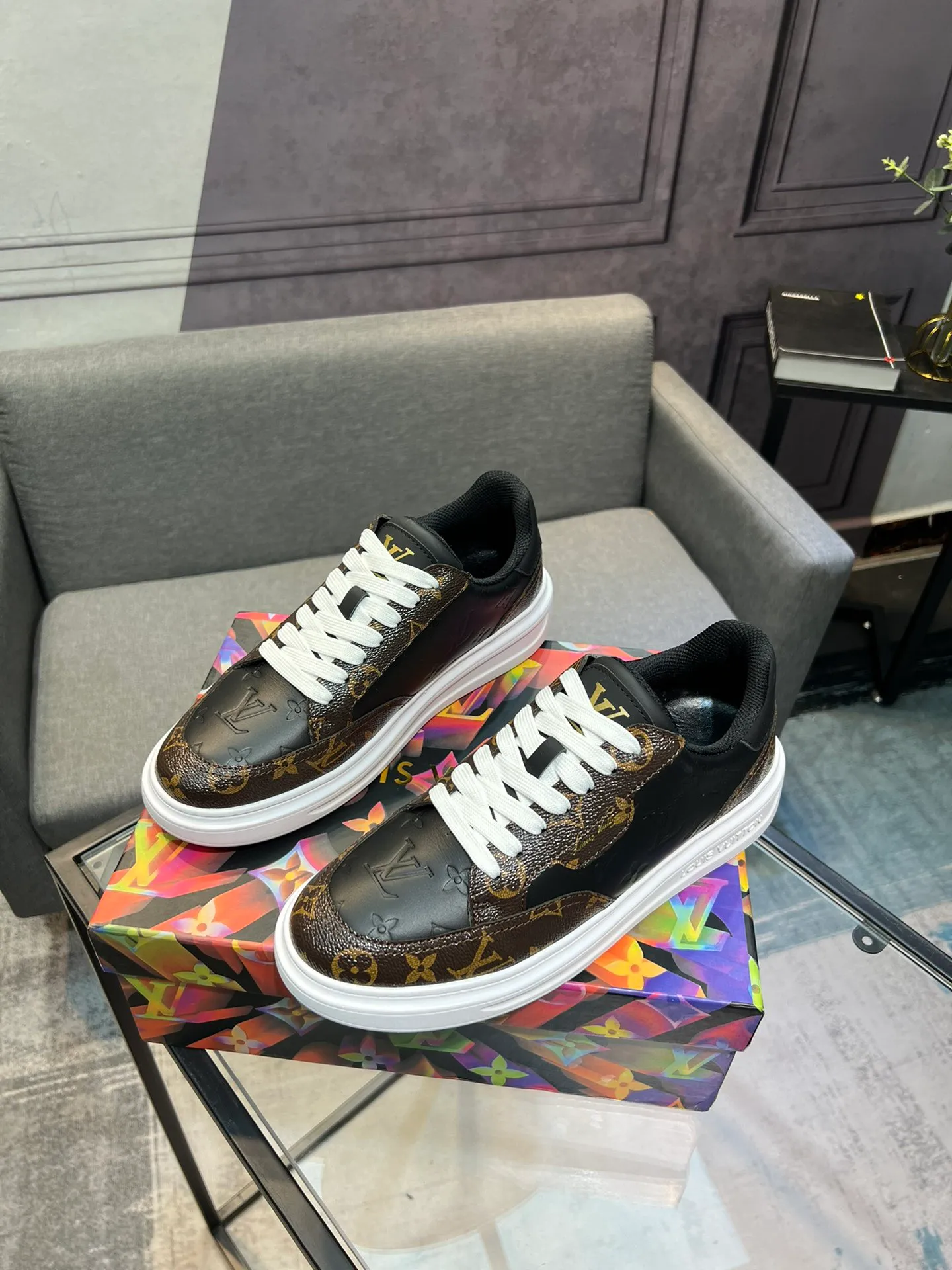 Men's Men's Shoes 💰540 LV Louis Vuitton. The latest fashionable casual shoes are popular in physical stores. The new spring and summer comfortable imported custom patent leather plus cowhide, cowhide mesh, and unique jacquard fabric element design. With sheepskin lining, Lv original base, [sun][sun] high-end packaging and high quality💪Details determine quality, welcome to compare🇮🇹Code number 38-44, 45 can be customized